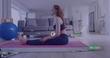 Medya simgelerinin evde egzersiz yapan beyaz kadın üzerinde canlandırılması. Teknoloji, spor ve dijital arayüz kavramı, dijital olarak üretilen video.