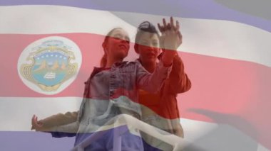 Kosta Rika bayrağının melez kadın çiftin kucaklaşması üzerine canlandırması. Vatanseverlik, yaşam tarzı ve dijital arayüz konsepti, dijital olarak oluşturulmuş video.