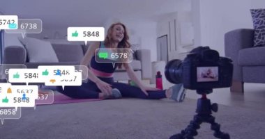 Beyaz kadının spor video blogu kaydetmesi üzerine medya simgelerinin canlandırılması. Teknoloji, spor ve dijital arayüz kavramı, dijital olarak üretilen video.