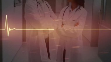 Kolları çapraz olan çeşitli doktorların kardiyografisinin animasyonu. Teknoloji, tıp ve dijital arayüz kavramı, dijital olarak üretilen video.