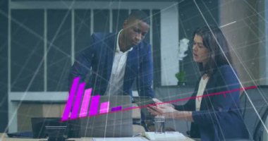 Çeşitli meslektaşların iş tartışmaları üzerine diyagram animasyonu. Teknoloji, iş ve dijital arayüz kavramı, dijital olarak üretilen video.