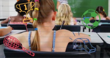 Okulda öğrenen çeşitli öğrencilerin okul eşyaları ikonlarının canlandırılması. Küresel eğitim ve dijital arayüz kavramı, dijital olarak oluşturulmuş video.