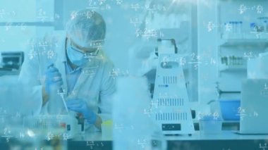 Deney yapan beyaz erkek bilim adamı üzerine matematiksel denklemlerin animasyonu. Teknoloji, bilim ve dijital arayüz kavramı, dijital olarak üretilen video.