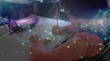 Çeşitli okul çocuklarının yazıları üzerinden bağlantı ağının animasyonu. Teknoloji, eğitim ve dijital arayüz kavramı, dijital olarak oluşturulmuş video.