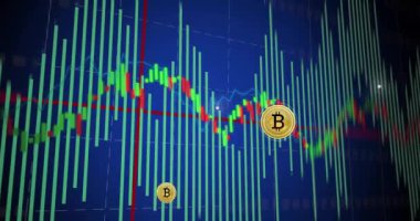 Bitcoin işaretlerinin animasyonu, ekranda dijital veri işleme. Küresel finans, işletme, bağlantılar, hesaplama ve veri işleme kavramı, dijital olarak oluşturulmuş video.