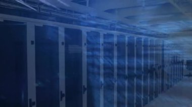 Sunucu odasında veri işleme animasyonu. Küresel teknoloji, bilgisayar ve dijital arayüz kavramı, dijital olarak oluşturulmuş video.