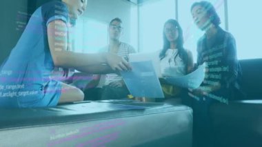 Ofisteki çeşitli iş adamları üzerinde veri işleme animasyonu. Küresel finans, işletme, bağlantılar, hesaplama ve veri işleme kavramı, dijital olarak oluşturulmuş video.