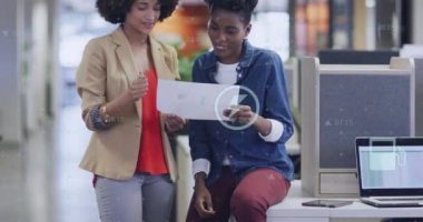 Ofiste konuşan melez kadın meslektaşların diyagram ve veri işleme animasyonları. Teknoloji, iş ve dijital arayüz kavramı, dijital olarak üretilen video.