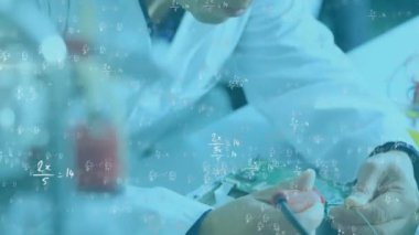 Matematiksel denklemlerin, çift ırklı erkek bilim adamının deney yapması üzerine animasyonu. Teknoloji, bilim ve dijital arayüz kavramı, dijital olarak üretilen video.