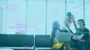 Ofisteki çeşitli iş adamları üzerinde veri işleme animasyonu. Küresel finans, işletme, bağlantılar, hesaplama ve veri işleme kavramı, dijital olarak oluşturulmuş video.