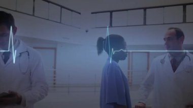 Çeşitli doktorların konuşmaları üzerine kardiyografinin animasyonu. Teknoloji, tıp ve dijital arayüz kavramı, dijital olarak üretilen video.