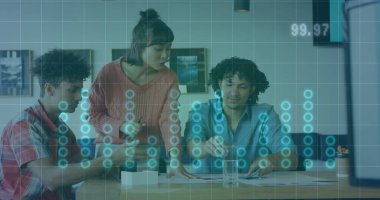 Sahne, iş adamlarından oluşan çeşitli bir grubun ofiste iş görüşmesi sırasında çekildiği bir sahne. Ofis modern ve atmosfer profesyonel. Görüntü, matematik, istatistik kavramlarını temsil eden bir finansal grafik resmine ayarlanmıştır.,