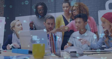 Okul ikonlarının sınıftaki okul çocukları üzerindeki görüntüsü. Eğitim öğrenimi ve bilgi kavramı dijital olarak oluşturulmuş imaj.