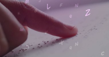 Braille alfabesiyle okunan bir parmak izinin üzerinde yüzen birden fazla alfabe resmi. Okul ve eğitim kavramı