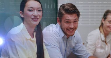 Birden fazla grafik, değişen numaralar, farklı yöneticilerin iş arkadaşlarına rapor dağıtması. Dijital bileşik, çoklu pozlama, iş, büyüme, takım çalışması ve planlama kavramı.