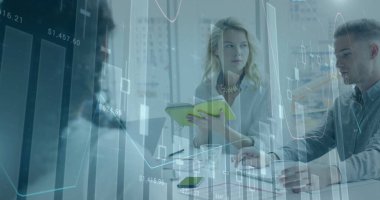 Ofiste toplanan çeşitli iş adamlarıyla ilgili finansal veri işleme resmi. Küresel iş, finans ve dijital arayüz kavramı dijital olarak oluşturulmuş görüntü.