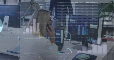 Ofiste dizüstü bilgisayar kullanan beyaz bir kadının dikiz aynasından istatistiksel veri işleme görüntüsü. Bilgisayar arayüzü ve iş veri teknolojisi kavramı