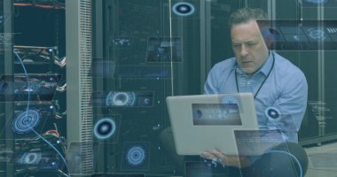 Beyaz tenli erkek sunucu odasındaki ekranların görüntüsü. Küresel bilim, bağlantılar, veri işleme ve dijital arayüz kavramı dijital olarak oluşturuldu.