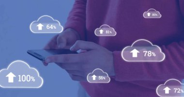 Beyaz adamın orta kesimine akıllı telefon kullanarak veri yükleyen bulut sembollerinin resmi. 