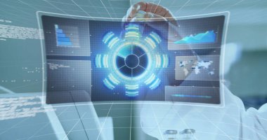 Telefon kulaklığı kullanan iş adamlarının veri işleme görüntüsü. Küresel bağlantılar iş ve teknoloji kavramı dijital olarak oluşturulmuş görüntü.