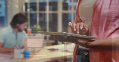 Tablet tutan farklı çiftler, birlikte çalışıyorlar. Çift ırklı kadın uzun kahverengi saçlı, beyaz erkek gözlük takıyor.