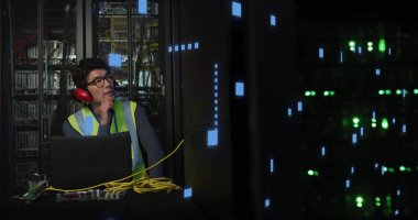 Bilgisayar sunucuları tarafından Asyalı erkek üzerinde çalışan devre kartı ve veri işleme görüntüsü. Küresel iş, bağlantılar, hesaplama ve veri işleme kavramı dijital olarak oluşturulmuş resim.