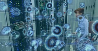 Kafkas kadın sunucu oda çalışanı üzerinde hareket eden ekranların görüntüsü. Küresel bilim, bağlantılar, veri işleme ve dijital arayüz kavramı dijital olarak oluşturuldu.