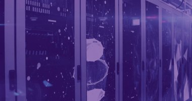 Sunucu odasındaki bağlantıları olan iyi titreşimlerin görüntüsü. Küresel teknoloji, sosyal medya ve dijital arayüz kavramı dijital olarak oluşturulmuş görüntü.