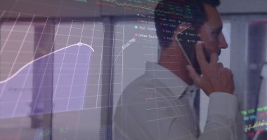 Kafkas iş adamının akıllı telefondan konuştuğu veri işleme görüntüsü. Küresel iş ve dijital arayüz kavramı, dijital olarak oluşturulmuş görüntü.