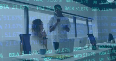 Ofisteki çeşitli iş adamlarının veri işleme görüntüsü. Küresel iş ve dijital arayüz kavramı dijital olarak oluşturulmuş görüntü.