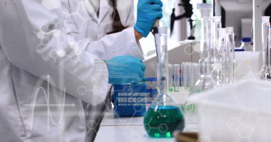 Matematiksel denklemlere karşı bilim adamlarının matematik denklemlerinin ortası resim laboratuvarı. Küresel işletme finans ve ağ konsepti dijital olarak oluşturulmuş görüntü.