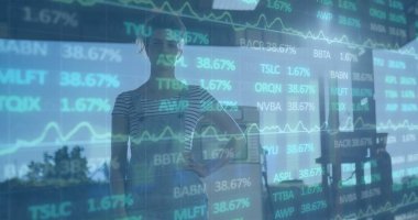 Benzin istasyonunda çalışan melez bir kadının mali veri işleme görüntüsü. Küresel finansman, ulaşım ve satış konsepti dijital olarak oluşturuldu.