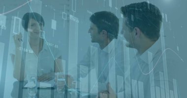 Ofisteki çeşitli iş adamlarıyla ilgili finansal veri işleme resmi. Küresel iş, finans, bilgisayar ve veri işleme kavramı dijital olarak oluşturulmuş görüntü.