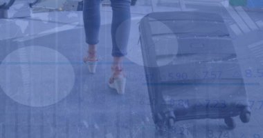 Sokakta elinde bavulla dolaşan beyaz bir kadının mali veri işleme görüntüsü. Küresel finansman, iş ve dijital arayüz kavramı dijital olarak oluşturulmuş görüntü.