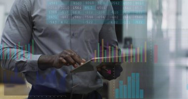 Grafik ve sayı grafikleri, dijital tablete kayan kıdemli Afro-Amerikan adam. Dijital bileşik, çoklu pozlama, rapor, iş, emeklilik ve teknoloji kavramı.