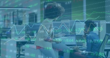 Ofisteki çeşitli iş adamlarıyla ilgili finansal veri işleme resmi. Küresel iş, finans, bağlantılar, hesaplama ve veri işleme kavramı dijital olarak oluşturuldu.