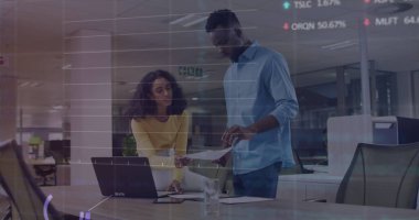 Ofiste tartışan çeşitli erkek ve kadınlara karşı borsa veri işleme görüntüsü. Küresel ekonomi ve iş veri teknolojisi kavramı
