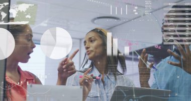 Çeşitli iş arkadaşlarının şeffaf tahtada strateji tartışmaları üzerine bilgi arayüzü resmi. Dijital bileşik, çoklu pozlama, rapor, iş, planlama, küresel, takım çalışması ve teknoloji.