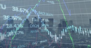 Şehir manzarası üzerinde finansal veri işleme resmi. Küresel iş, finans, veri işleme ve dijital arayüz kavramı dijital olarak oluşturuldu.