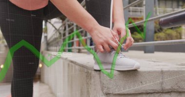 Beyaz kadın spor yaparken ve ayakkabı bağcıklarını bağlarken veri işleme görüntüsü. Küresel spor, aktif yaşam tarzı, hesaplama ve veri işleme kavramı dijital olarak oluşturuldu.