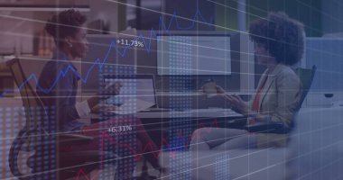 Ofiste çalışan iş adamlarının istatistik ve mali veri işleme görüntüsü. Küresel iş, finans, bilgisayar ve veri işleme kavramı dijital olarak oluşturulmuş görüntü.