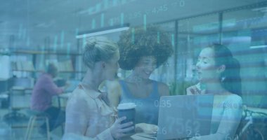 Ofisteki çeşitli iş adamlarıyla ilgili finansal veri işleme resmi. Küresel iş, finans, bağlantılar, hesaplama ve veri işleme kavramı dijital olarak oluşturuldu.