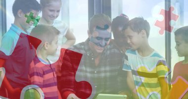 Erkek öğretmenle okul çocuklarının üzerindeki renkli yapboz parçaları. otizm, öğrenme güçlüğü, destek ve farkındalık kavramı dijital olarak oluşturulmuş görüntü.