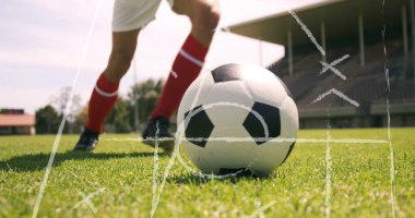 Stadyumdaki Kafkas futbolcusu için oyun planları. Küresel spor ve dijital arayüz kavramı dijital olarak oluşturulmuş görüntü.