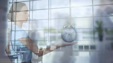 İş adamlarının hızlı bir şekilde alarma geçmesinin animasyonu. Küresel finans, iş dünyası, bağlantılar, bulut hesaplama ve veri işleme kavramı, dijital olarak oluşturulmuş video.