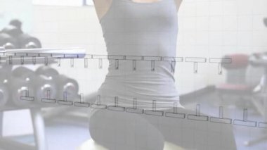 Spor salonunda egzersiz yapan beyaz kadın üzerinde DNA iplikçiklerinin canlandırılması. Teknoloji, spor ve dijital arayüz kavramı, dijital olarak üretilen video.