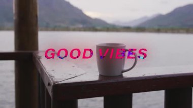 Gölde bir fincan kahve eşliğinde iyi titreşimlerin animasyonu. Teknoloji, iş ve dijital arayüz kavramı, dijital olarak üretilen video.