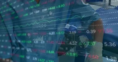 Beyaz kadın cerrahın istatistik ve veri işleme animasyonu. Küresel tıp, bağlantılar, hesaplama ve veri işleme kavramı, dijital olarak oluşturulmuş video.