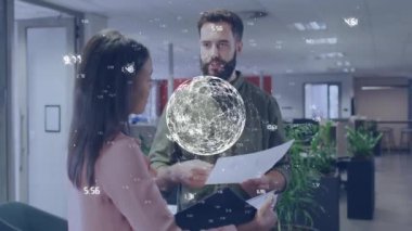 Ofiste iş tartışması yapan çeşitli meslektaşlar üzerinde küresel ve veri işleme animasyonu. Küresel iş, finans, bilgisayar ve dijital arayüz kavramı, dijital olarak oluşturulmuş video.