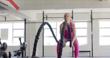 Spor salonunda egzersiz yapan beyaz bir kadının diyagramlarının animasyonu. Teknoloji, spor ve dijital arayüz kavramı, dijital olarak üretilen video.